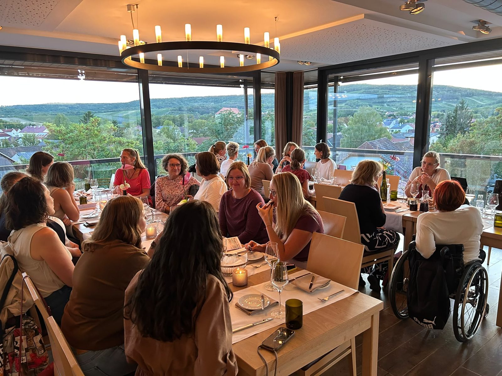 Gemeinsames Dinner beim Women Connect Abend
